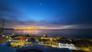 uitzicht op het strand in de nacht bij Hotel El Marqués in Atacames