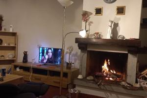 TV a/nebo společenská místnost v ubytování Armonia edificio storico del 1563.