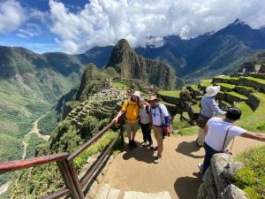 un gruppo di persone che camminano sul monte Machu Picchu di Chinchero Boutique Hotel & Tours a Chincheros