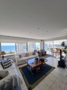 un salon avec un canapé et une table dans l'établissement Apartamento frente ao mar Punta del Este, à Punta del Este