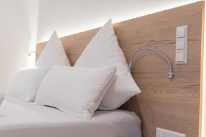 Uma cama ou camas num quarto em M-A-S-Hotel