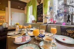 Makanan di atau di tempat lain dekat hotel