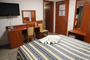 Uma televisão e/ou sistema de entretenimento em M-A-S-Hotel