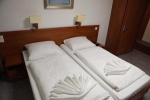 Uma cama ou camas num quarto em M-A-S-Hotel