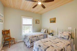 - une chambre avec 2 lits et un ventilateur de plafond dans l'établissement Oceanfront Prospect Harbor House with Deck and View, à Prospect Harbor