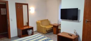 Uma televisão e/ou sistema de entretenimento em M-A-S-Hotel