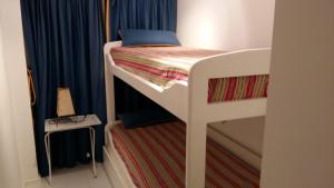 une petite chambre avec un lit superposé avec une échelle dans l'établissement Apartamento frente ao mar Punta del Este, à Punta del Este