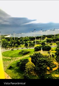 リオデジャネイロにあるStudio perto de tudo vista Mar Flamengoの木々と通りの公園の空中風景
