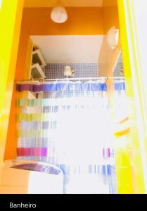 uma casa de banho de brinquedo com um chuveiro e uma janela em Studio perto de tudo vista Mar Flamengo no Rio de Janeiro