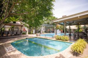 una piscina in un hotel con sedie e alberi di Casa Julieta Boutique Hotel a Davao