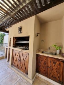 Kuchyňa alebo kuchynka v ubytovaní Casa en barrio cerrado con seguridad 24 horas con piscina