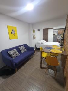 uma sala de estar com um sofá, uma cama e uma mesa em apartaestudio con 2 camas cerca al centro y parqueadero GRATIS em Popayán
