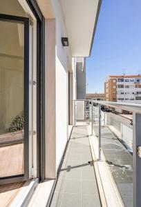 - Balcón con vistas a un edificio en Modern Double Room with Private Balcony en Montijo