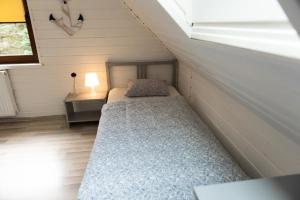 Säng eller sängar i ett rum på Gemütliches Ferienhaus in Kopalino mit Terrasse, Grill und Garten
