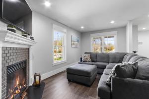 Una sala de estar con un sofá y una chimenea. en Williams Bay House - Cherry Street Retreat, en Lake Geneva