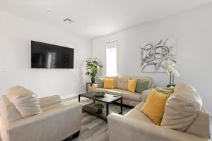 sala de estar con 2 sofás y TV en Adorable 3 bedroom with Jacuzzi & more, en Los Ángeles