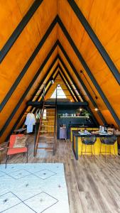 Habitación en el ático con techo de madera y escalera en Cabana da Mata - Teresópolis, en Teresópolis