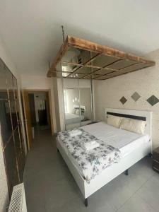 1 dormitorio con 1 cama grande con marco de metal en Beylikduzu Gunluk Kiralik Daire, en Esenyurt