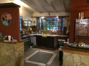 洛斯卡戴爾斯的住宿－La Escondida - Casa Quinta en los Cardales，一个带水槽和炉灶的大厨房