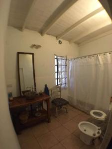 y baño con aseo, mesa y espejo. en La Escondida - Casa Quinta en los Cardales en Los Cardales