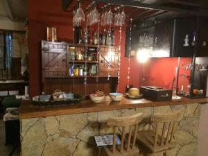 un bar en un restaurante con barra y sillas en La Escondida - Casa Quinta en los Cardales en Los Cardales
