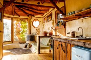 una cocina con fregadero y bañera en una casa en Swiss Eco Lodge La Linda Loma - Olmué, en Olmué