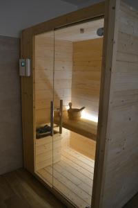 una habitación con sauna con una persona en una bañera en Nel Cuore del Borgo "Superior", en Vitorchiano