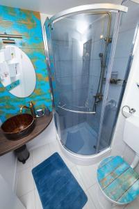 ein Bad mit einer Dusche, einem Waschbecken und einem WC in der Unterkunft Secluded house with WiFi Zlarin - 21177 in Zlarin