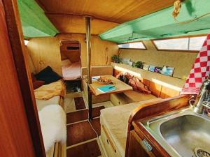 Gallery image of Relax on the canals Cozy Sailboat for 3 people in Groningen