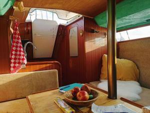 Gallery image of Relax on the canals Cozy Sailboat for 3 people in Groningen