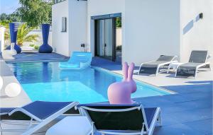 una piscina con tumbonas y una piscina en Nice Home In Lons With Kitchen, en Lons