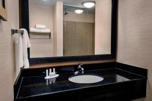 Bathroom sa Fairfield inn & Suites by Marriott Baltimore Downtown/Inner Harbor