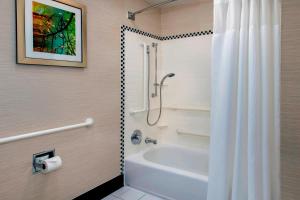 Un baño de Fairfield inn & Suites by Marriott Baltimore Downtown/Inner Harbor