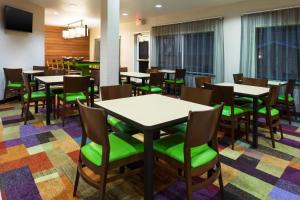 un comedor con mesas y sillas verdes en Fairfield Inn & Suites by Marriott Odessa, en Odessa