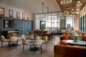 een restaurant met banken, tafels en stoelen bij Residence Inn Los Angeles Glendale in Glendale