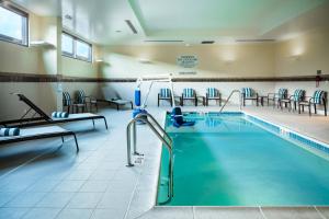a large swimming pool with chairs and tables at Courtyard by Marriott Corvallis in Corvallis