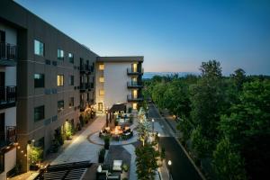 un edificio de apartamentos con patio por la noche en Courtyard by Marriott Corvallis, en Corvallis
