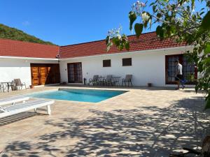 Piscina de la sau aproape de Cozy Oceanfront Room Hidden Treasure