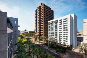 uma vista para uma cidade com palmeiras e edifícios em AC Hotel by Marriott Phoenix Downtown em Phoenix