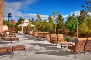 una fila de sillas sentadas en un patio en SpringHill Suites Lehi at Thanksgiving Point, en Lehi