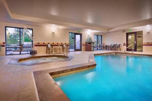 duży basen w pokoju hotelowym w obiekcie SpringHill Suites Lehi at Thanksgiving Point w mieście Lehi