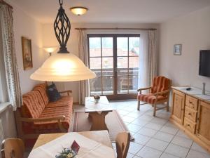 ein Wohnzimmer mit einem Sofa und einem Tisch in der Unterkunft Supreme Apartment in Bayrischzell with Infrared Sauna, Garden in Bayrischzell