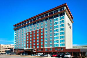 um grande edifício com carros estacionados em frente em Four Points by Sheraton Charleston em Charleston