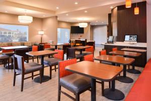 a restaurant with tables and chairs and a bar at TownePlace Suites by Marriott Laplace in Laplace