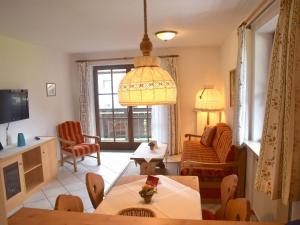 un soggiorno con divano e tavolo di Stellar Apartment in Bayrischzell with 2 Sauna, Garden and Terrace a Bayrischzell