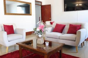 Sala de estar con 2 sofás y mesa de centro en Las Torres de Ugarte, en Arequipa