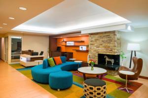 uma sala de estar com um sofá azul e uma lareira em Fairfield Inn & Suites by Marriott Allentown Bethlehem/Lehigh Valley Airport em Bethlehem