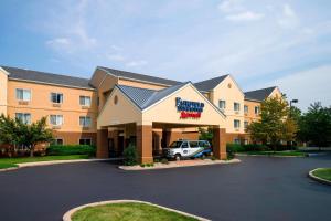 a hotel with a car parked in a parking lot at Fairfield Inn & Suites by Marriott Allentown Bethlehem/Lehigh Valley Airport in Bethlehem