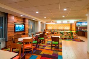 un restaurante con mesas y sillas y una alfombra colorida en Fairfield Inn & Suites by Marriott Allentown Bethlehem/Lehigh Valley Airport, en Bethlehem