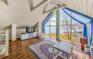 - un salon avec une table et une grande fenêtre dans l'établissement Amazing Home In Hllekis With Lake View, à Lugnås